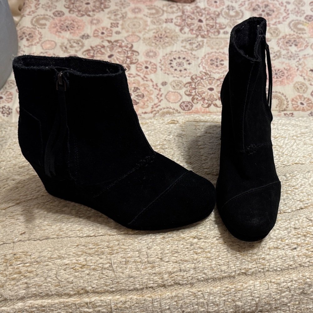 Beautiful Toms Black Suede Ankle Booties